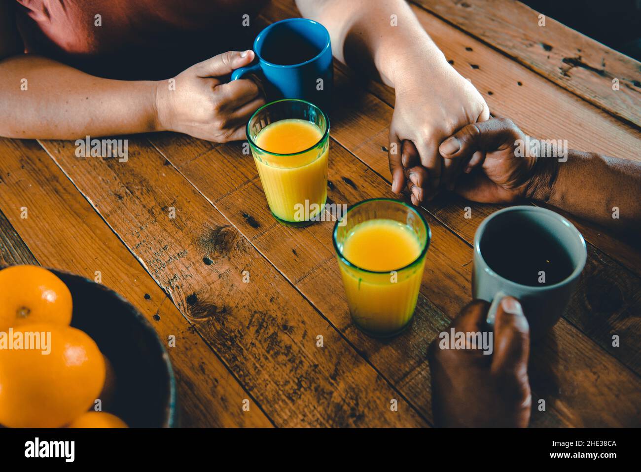 Famiglia multirazziale europea e afroamericana nella cucina della loro casa di condividere momenti Foto Stock