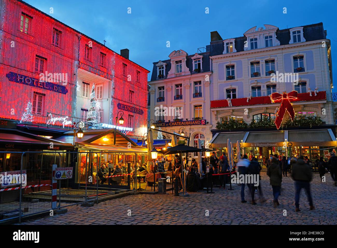 SAINT-MALO, FRANCIA -30 DEC 2021 - vista serale della piazza Chateaubriand nel centro di St-Malo intra-Muros, all'interno dei bastioni, in Bretagna, fra Foto Stock