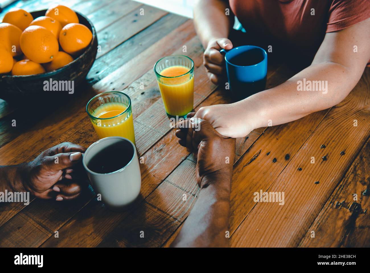Famiglia multirazziale europea e afroamericana nella cucina della loro casa di condividere momenti Foto Stock