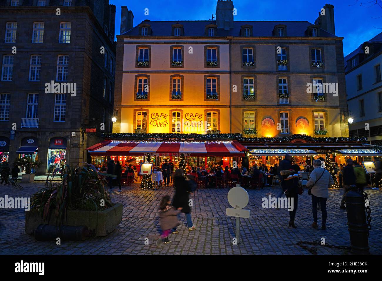 SAINT-MALO, FRANCIA -30 DEC 2021 - vista serale della piazza Chateaubriand nel centro di St-Malo intra-Muros, all'interno dei bastioni, in Bretagna, fra Foto Stock