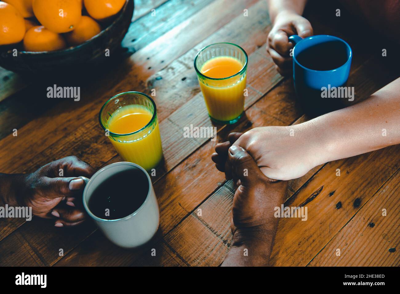 Famiglia multirazziale europea e afroamericana nella cucina della loro casa di condividere momenti Foto Stock