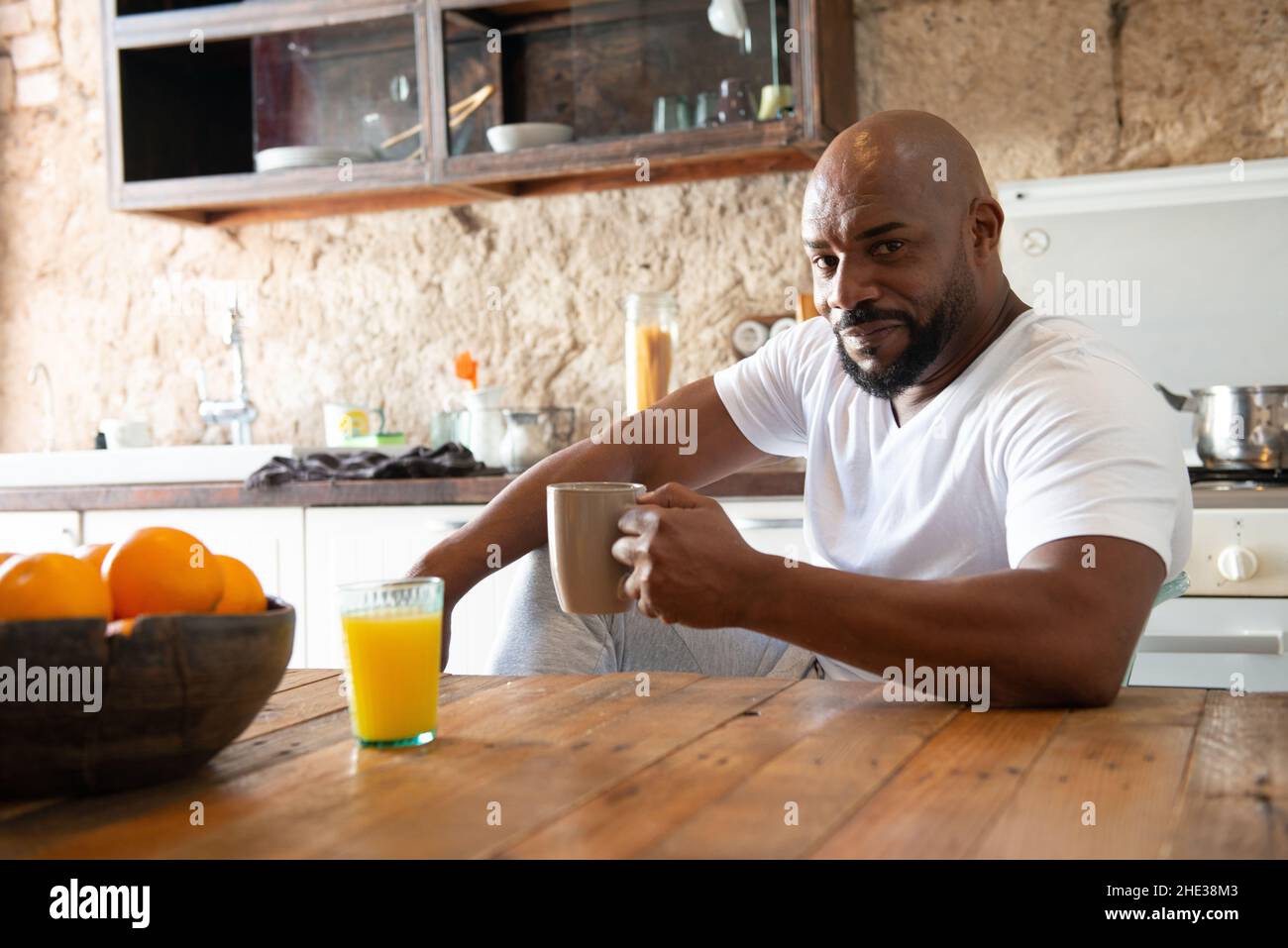 Famiglia multirazziale europea e afroamericana nella cucina della loro casa di condividere momenti Foto Stock