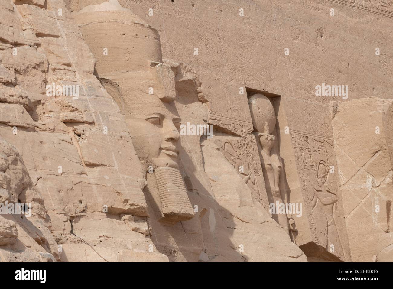 Grande Tempio di Ramesses II ad Abu Simbel nell'Egitto meridionale, vicino al confine con il Sudan. Un sito patrimonio dell'umanità dell'UNESCO, uno dei monumenti nubiani. Foto Stock