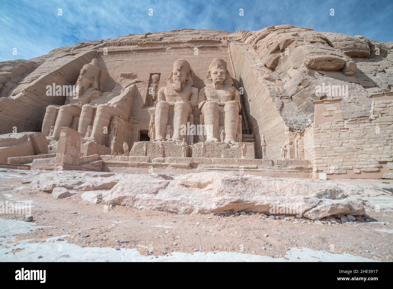 Grande Tempio di Ramesses II ad Abu Simbel nell'Egitto meridionale, vicino al confine con il Sudan. Un sito patrimonio dell'umanità dell'UNESCO, uno dei monumenti nubiani. Foto Stock