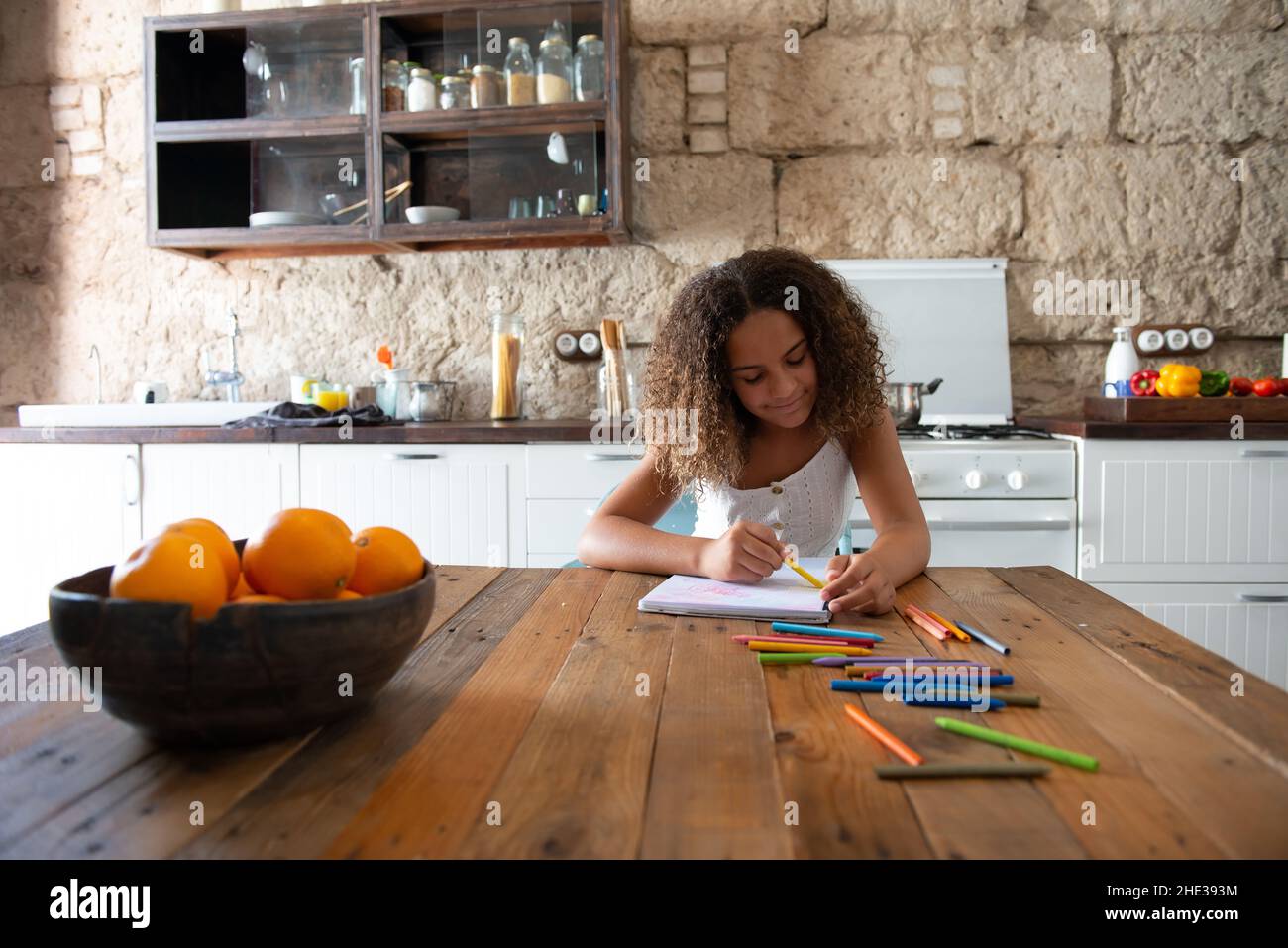 Famiglia multirazziale europea e afroamericana nella cucina della loro casa di condividere momenti Foto Stock