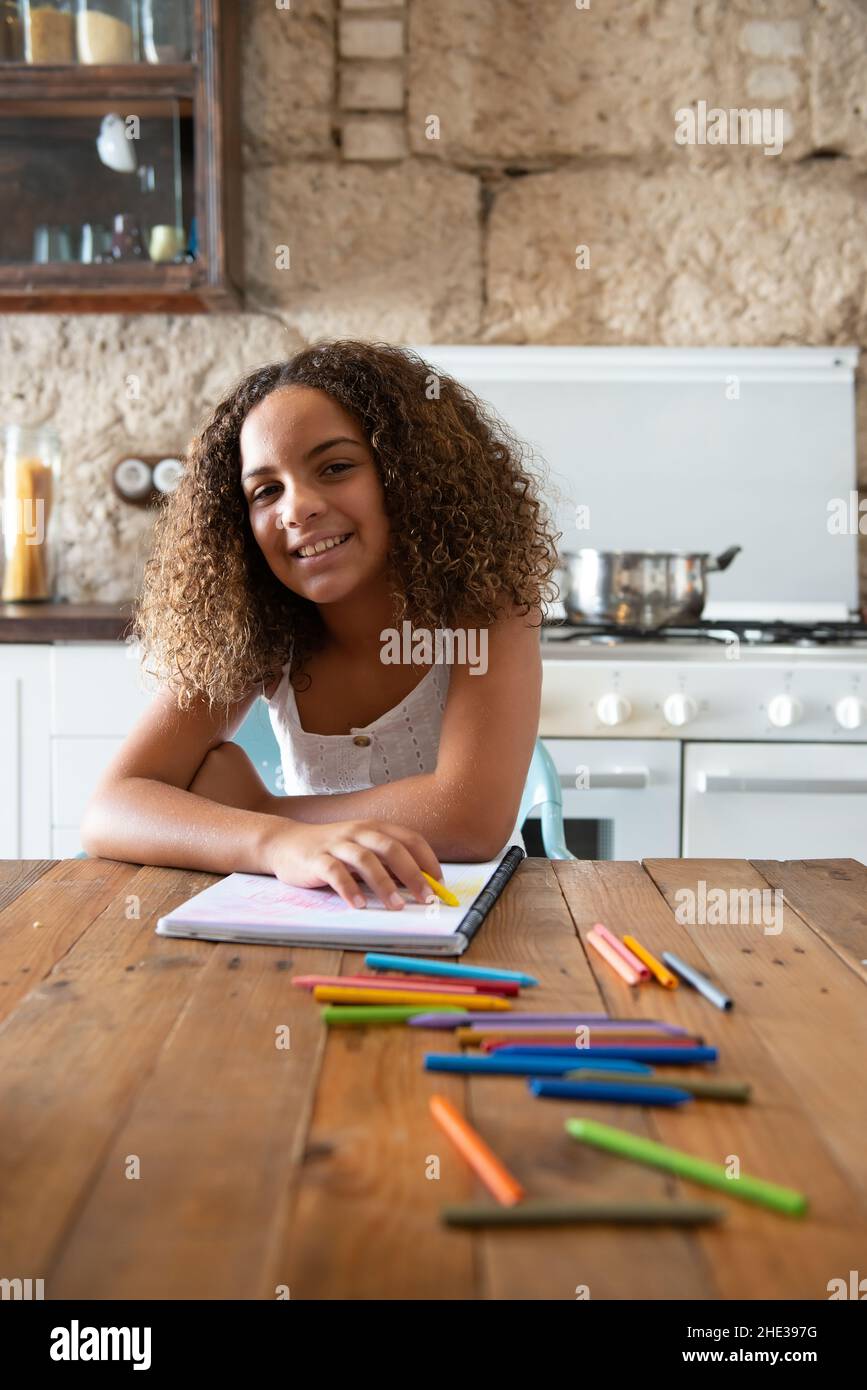 Famiglia multirazziale europea e afroamericana nella cucina della loro casa di condividere momenti Foto Stock