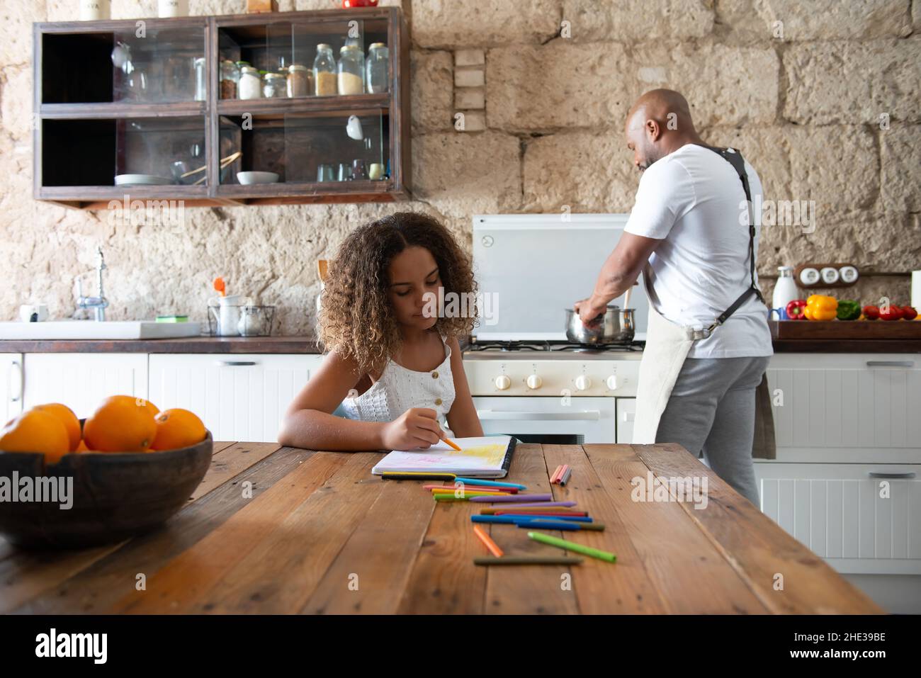 Famiglia multirazziale europea e afroamericana nella cucina della loro casa di condividere momenti Foto Stock