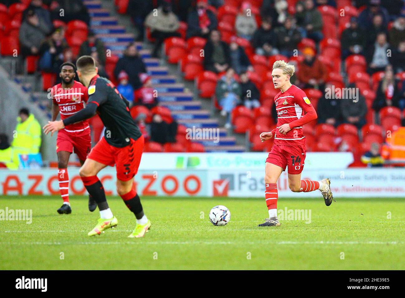 Eco-Power Stadium Doncaster, Inghilterra - 8th gennaio 2022 Matt Smith (14) di Doncaster fa grande corsa - durante la EFL League One Match Doncaster v Fleetwood, Eco-Power Stadium Doncaster il 8th gennaio 2022 Credit: Arthur Haigh/WhiteRosePhotos/Alamy Live News Foto Stock