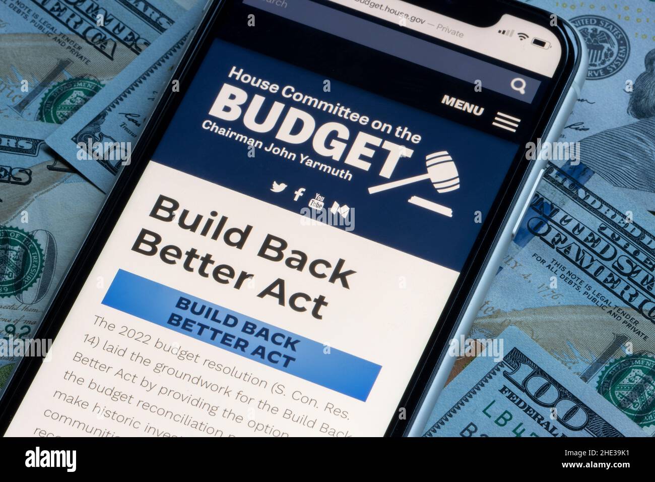 La pagina Build Back Better Act è visualizzata sul sito web della House Committee sul bilancio da un iPhone il 20 dicembre 2021. Foto Stock