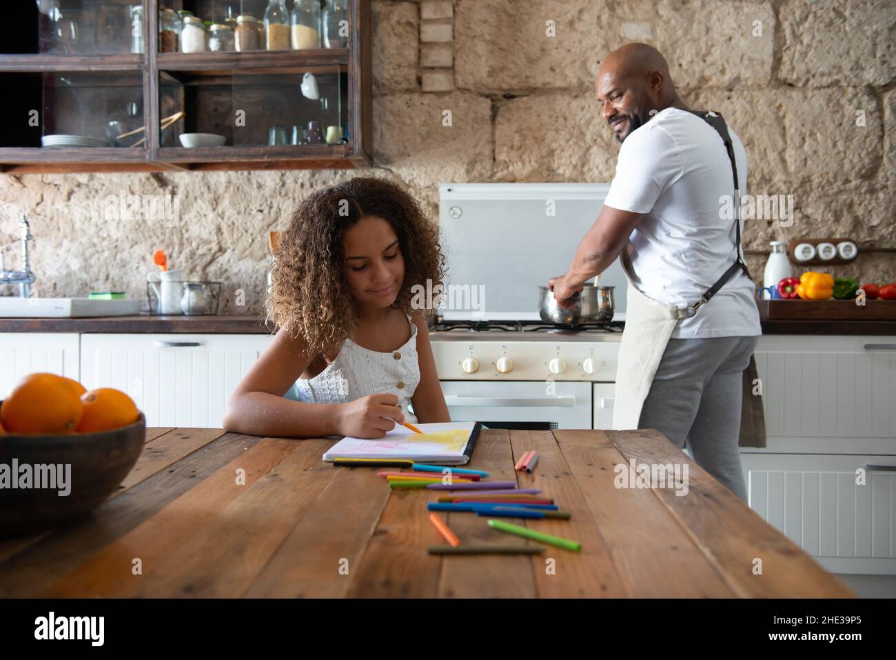 Famiglia multirazziale europea e afroamericana nella cucina della loro casa di condividere momenti Foto Stock