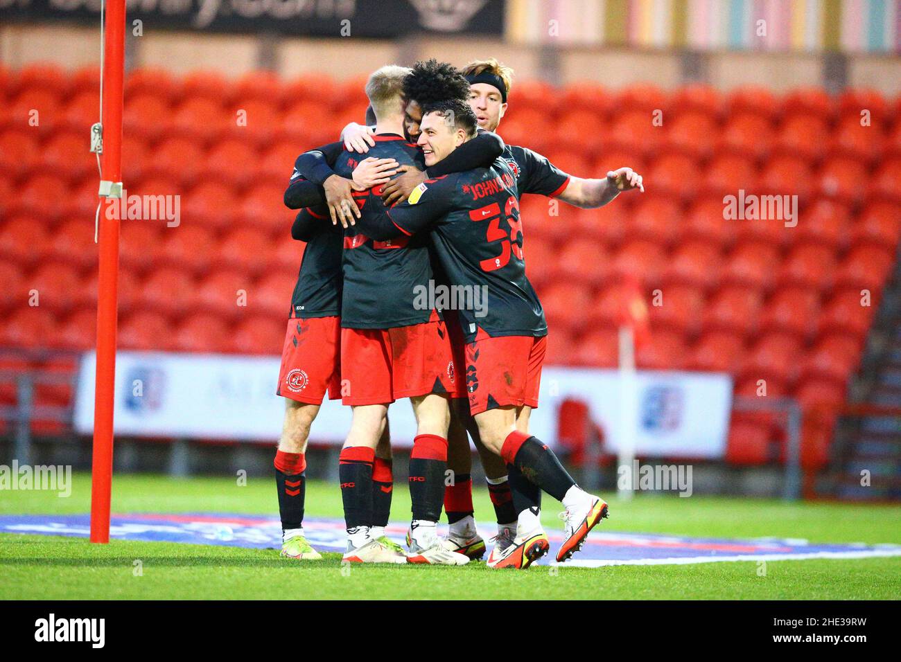 Eco-Power Stadium Doncaster, Inghilterra - 8th gennaio 2022 i giocatori di Fleetwood mob Ellis Harrison (al centro) dopo che ha ottenuto il punteggio 0 - 1 durante la EFL League One Match Doncaster v Fleetwood, Eco-Power Stadium Doncaster il 8th gennaio 2022 Credit: Arthur Haigh/WhiteRosePhotos/Alamy Live News Foto Stock