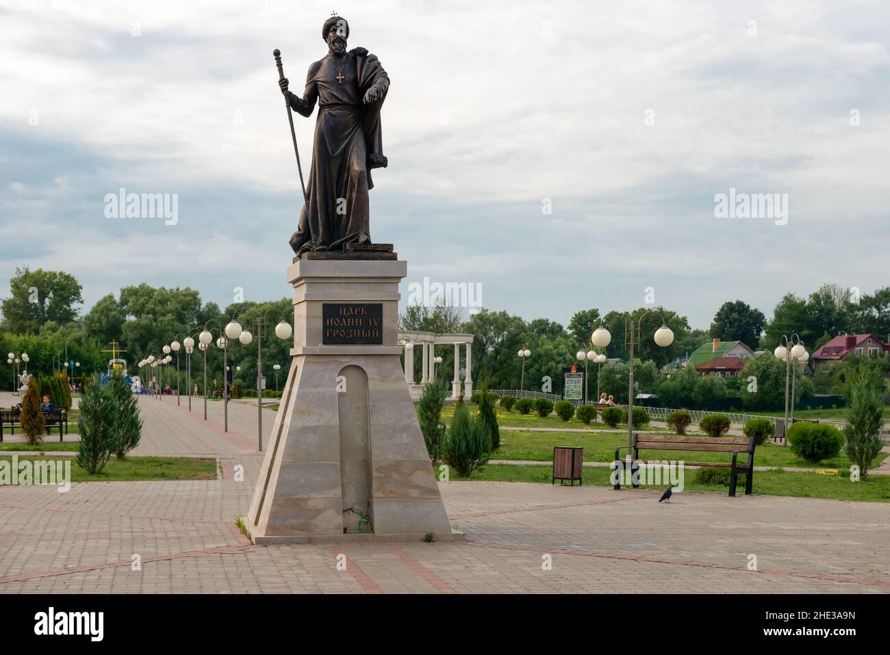 Alexandrov, Russia - 10 AGOSTO 2021. Monumento allo zar russo Ivan il terribile sul terrapieno del fiume Seraya nel Sloboda Alexander. M Foto Stock