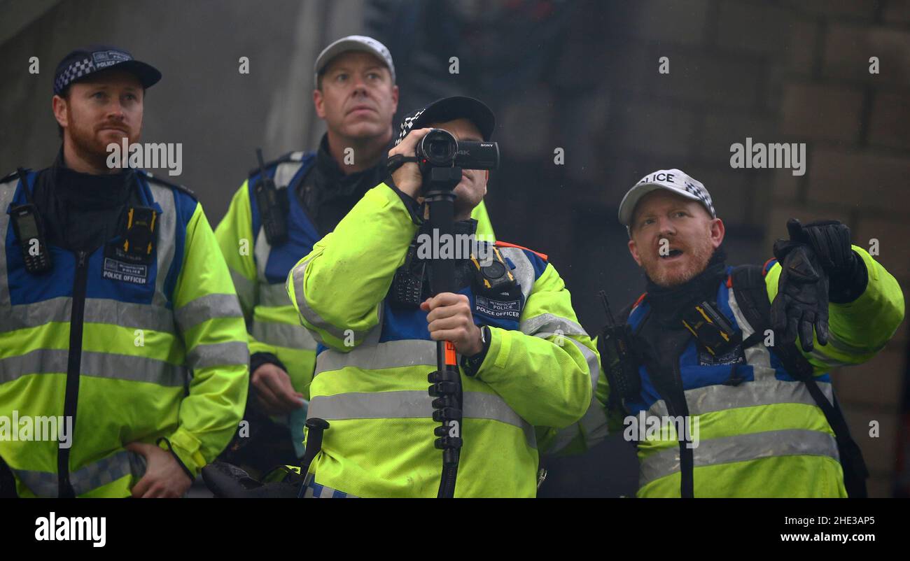 Londra, Regno Unito. 08th Jan 2022. LONDRA, Regno Unito, Gennaio 08: La polizia guarda i fan di Crystal Palace durante la fa Cup Third Round propriamente tra Millwall e Crystal Palace al Den Stadium, Londra il 08th Gennaio 2022 Credit: Action Foto Sport/Alamy Live News Foto Stock