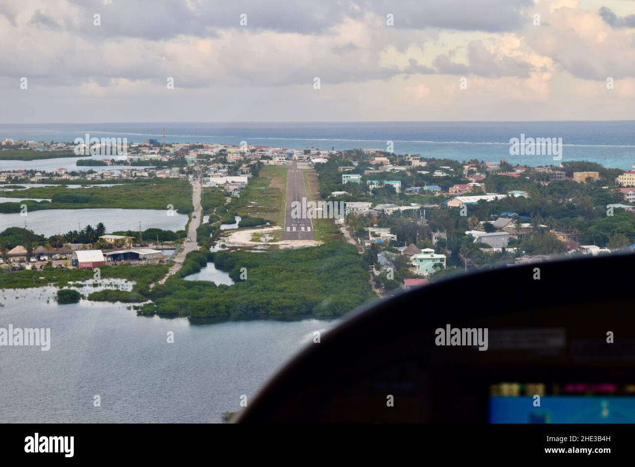 Vista ravvicinata della pista dell'aeroporto di San Pedro sulla Ambergris Caye, Belize. Foto Stock
