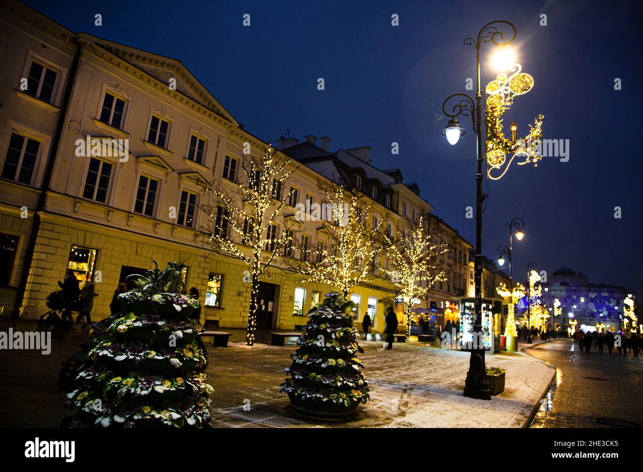 5 del 2021 dicembre Varsavia, Polonia. Via Nowy Swiat. Aiuole originali, illuminazione natalizia in via centrale. Foto Stock