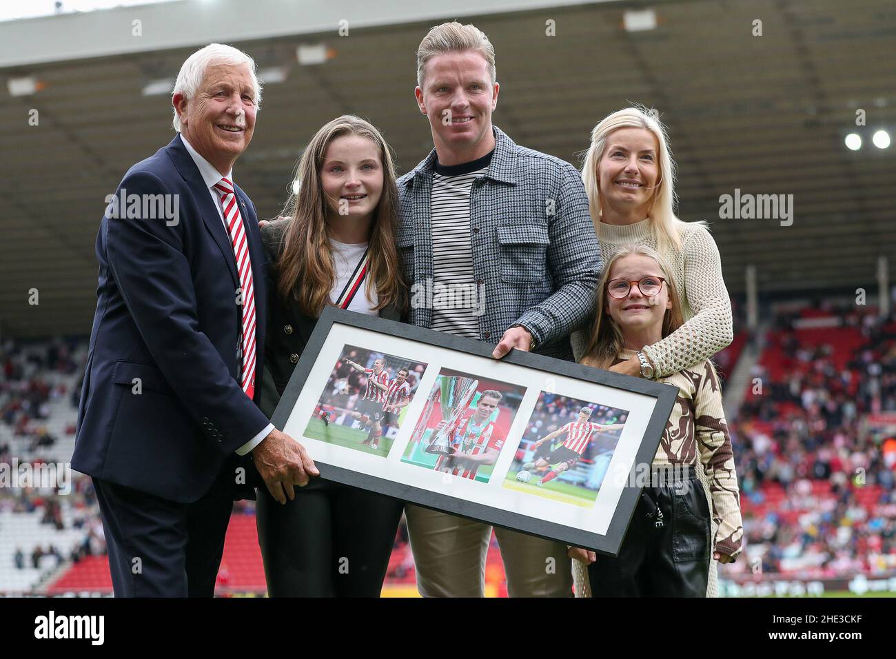 L'ex capitano Sunderland, Grant Leadbitter è visto con la sua famiglia durante una presentazione dopo aver recentemente annunciato il suo ritiro - Sunderland contro Bolton Wanderers, Sky Bet League One, Stadium of Light, Sunderland, Regno Unito - 25th settembre 2021 solo per uso editoriale - si applicano le restrizioni DataCo Foto Stock