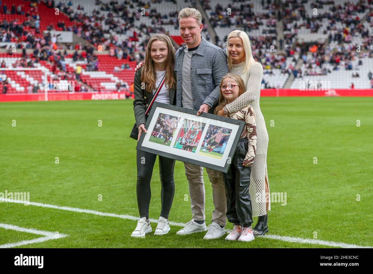 L'ex capitano Sunderland, Grant Leadbitter è visto con la sua famiglia durante una presentazione dopo aver recentemente annunciato il suo ritiro - Sunderland contro Bolton Wanderers, Sky Bet League One, Stadium of Light, Sunderland, Regno Unito - 25th settembre 2021 solo per uso editoriale - si applicano le restrizioni DataCo Foto Stock