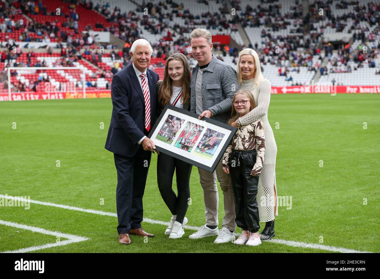 L'ex capitano Sunderland, Grant Leadbitter è visto con la sua famiglia durante una presentazione dopo aver recentemente annunciato il suo ritiro - Sunderland contro Bolton Wanderers, Sky Bet League One, Stadium of Light, Sunderland, Regno Unito - 25th settembre 2021 solo per uso editoriale - si applicano le restrizioni DataCo Foto Stock