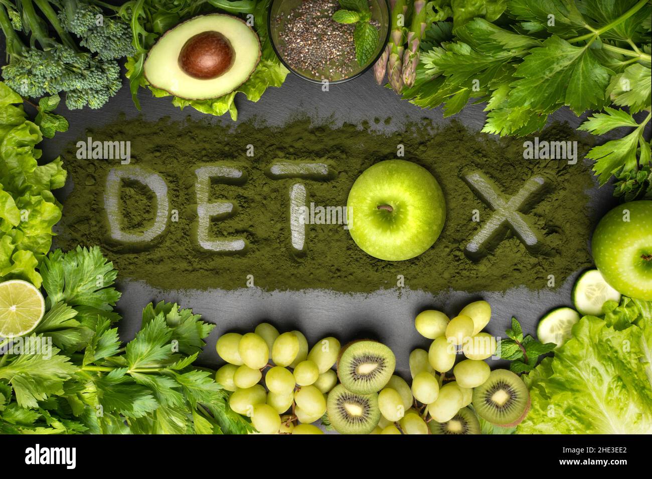 Disintossicare la dieta, mangiare sano e pulito. Vista dall'alto di verdure fresche, frutta e clorella con testo disintossicante Foto Stock