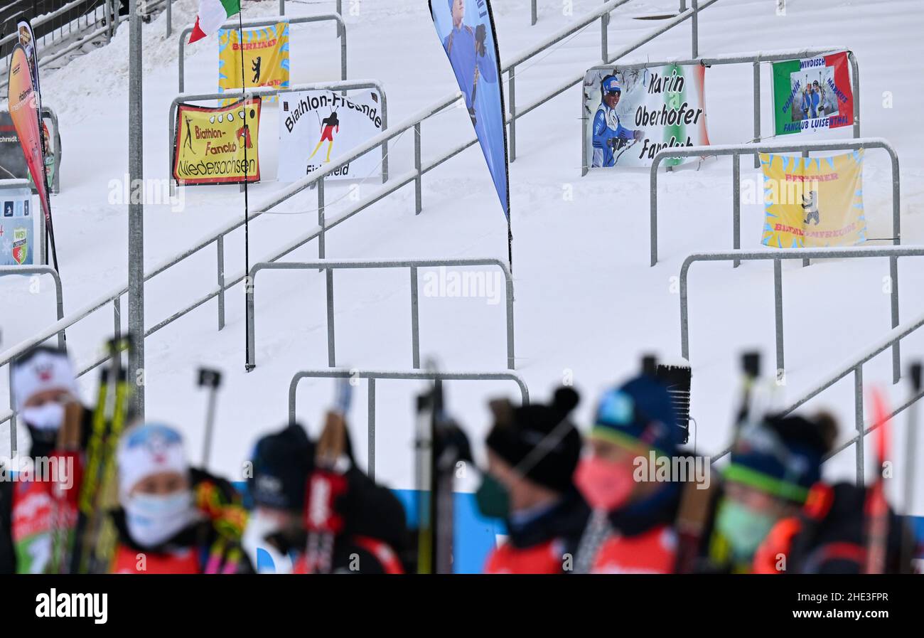 Oberhof, Germania. 08th Jan 2022. Biathlon: Coppa del mondo, relè misto. Gli stand dietro gli atleti sono vuoti. Credit: Hendrik Schmidt/dpa/Alamy Live News Foto Stock