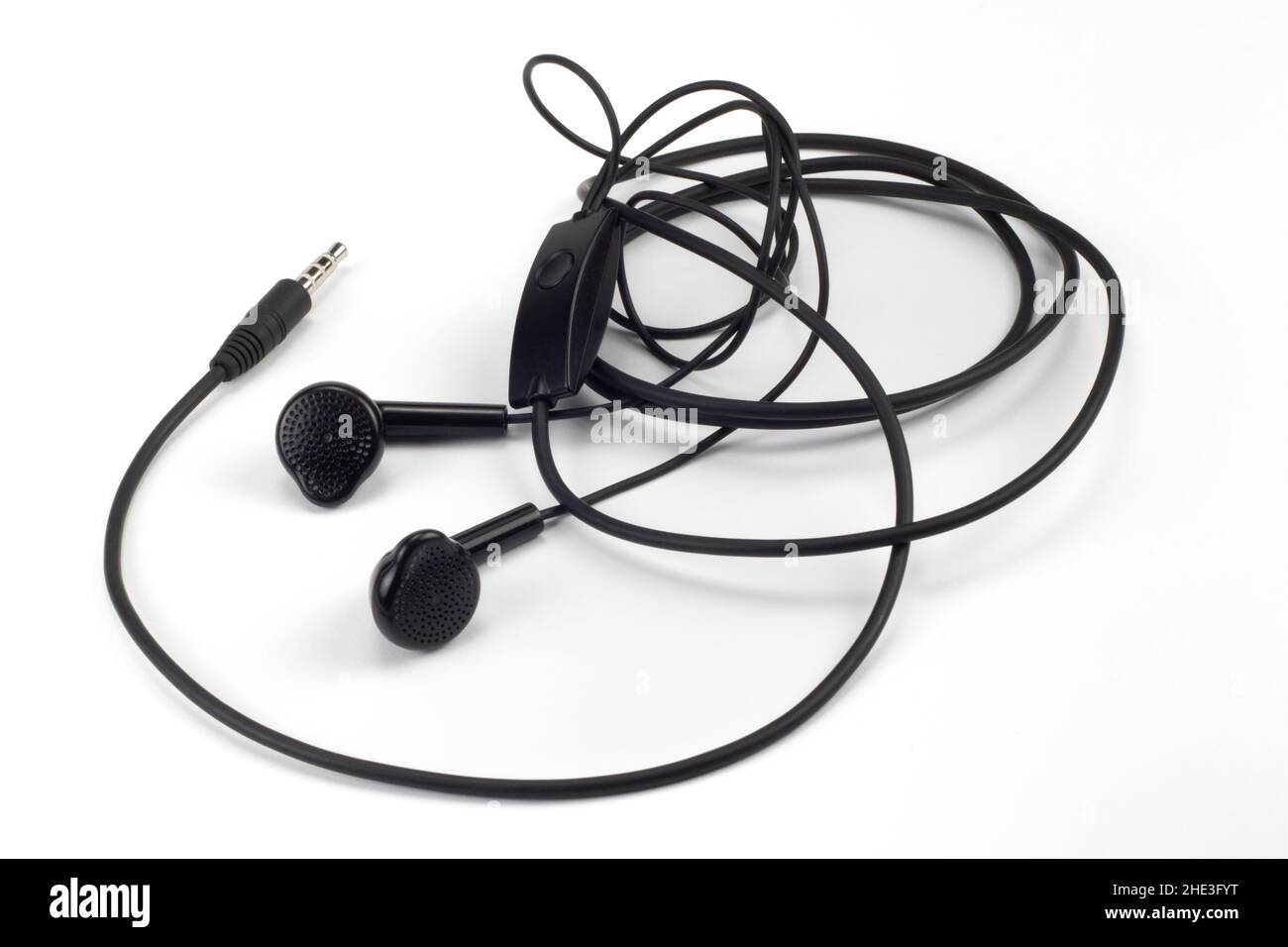 Vecchi auricolari per musica isolati su sfondo bianco Foto Stock