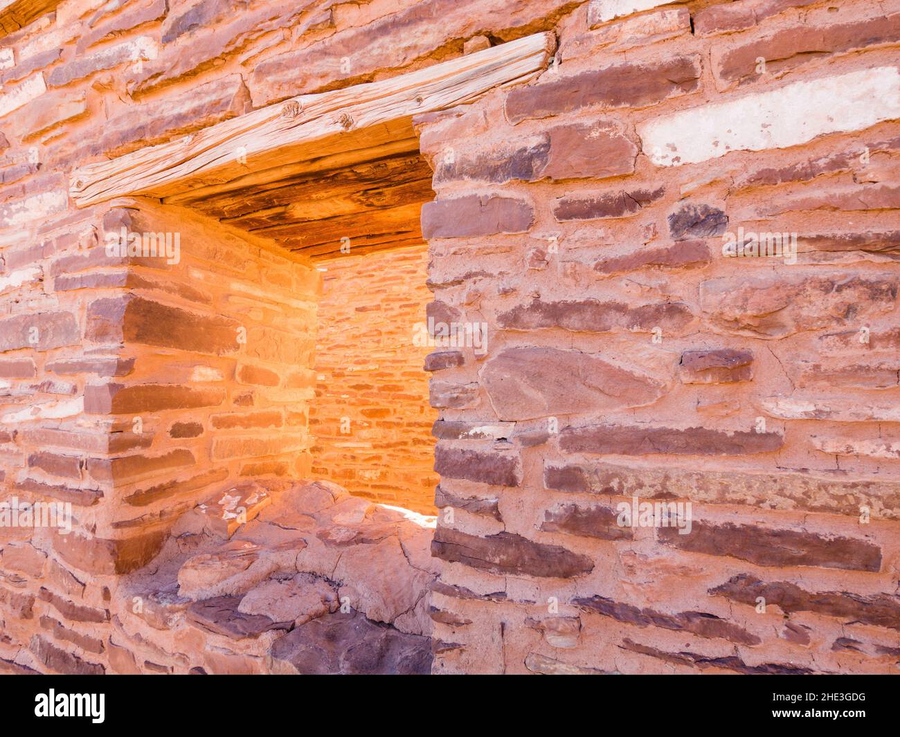 Finestra luminosa in intricato muro di pietra resti della vecchia chiesa spagnola a Abo sito nel Salinas Pueblo Missions National Monument vicino Mountainair, NM. Foto Stock