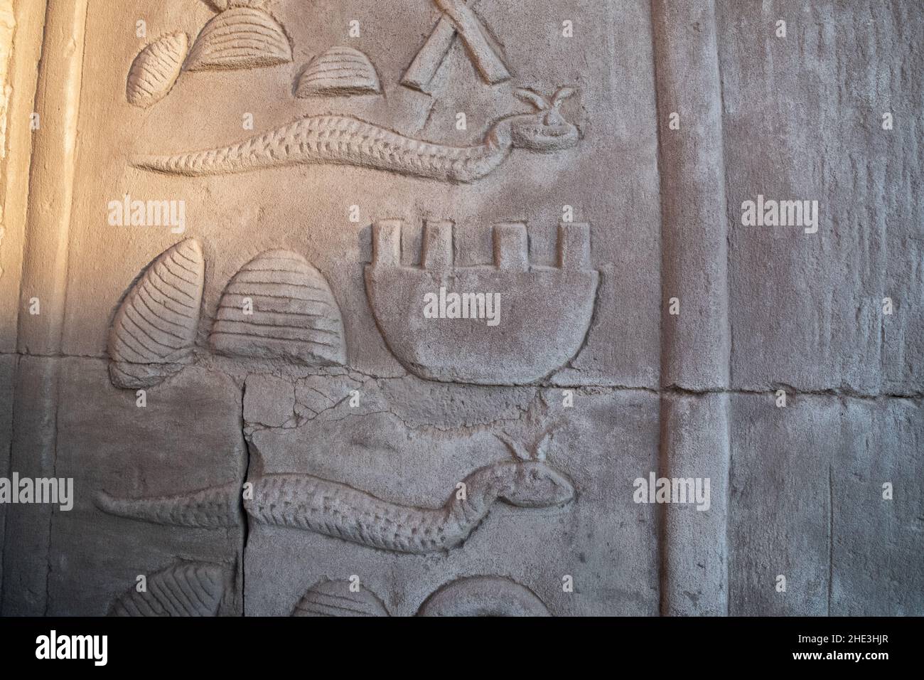 Una rappresentazione di vipere cornati sul muro del tempio a Kom Ombo in Egitto. Foto Stock