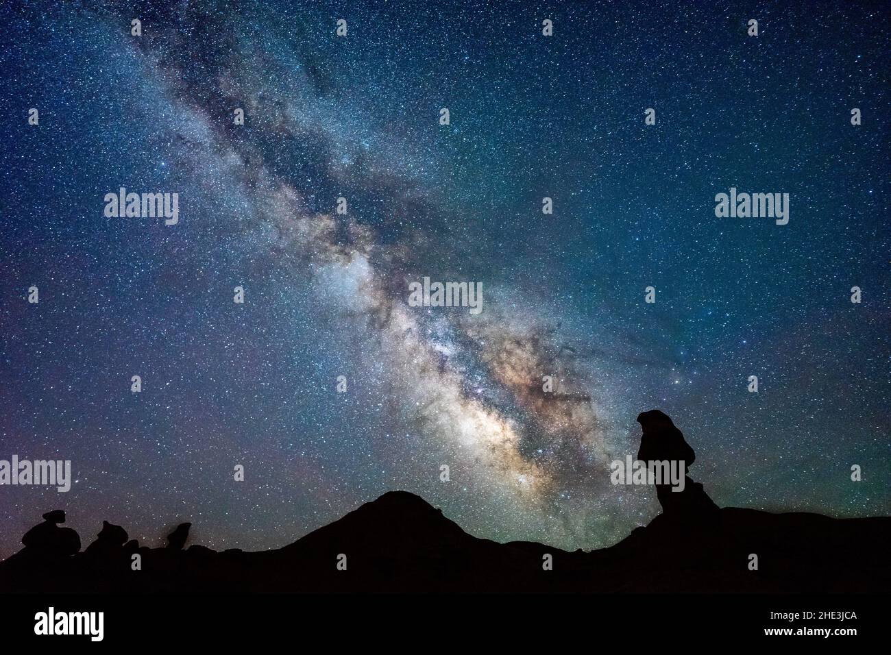 Via Lattea con formazioni di pietra in primo piano al Goblin Valley state Park, Utah Foto Stock