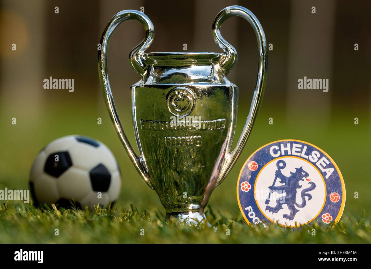 27 agosto 2021, Londra, Regno Unito. L'emblema del Chelsea F.C. e della UEFA Champions League Cup. Sul prato verde dello stad Foto Stock