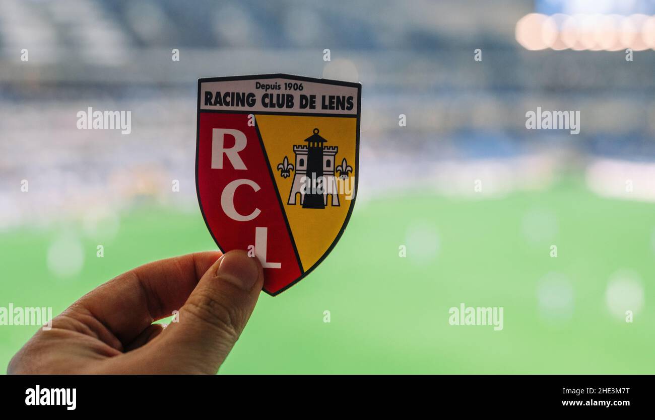 13 settembre 2021, Lens, Francia. L'emblema della squadra di calcio RC Lens sullo sfondo di uno stadio moderno. Foto Stock