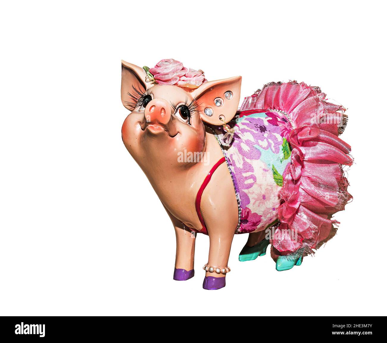Scovolo in ceramica a forma di maiale in una gonna rosa. Primo piano isolato su sfondo bianco. Foto Stock