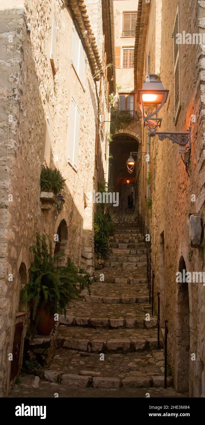 Vicolo di pietra nel villaggio di Saint Paul de Vence sulla Costa Azzurra Foto Stock
