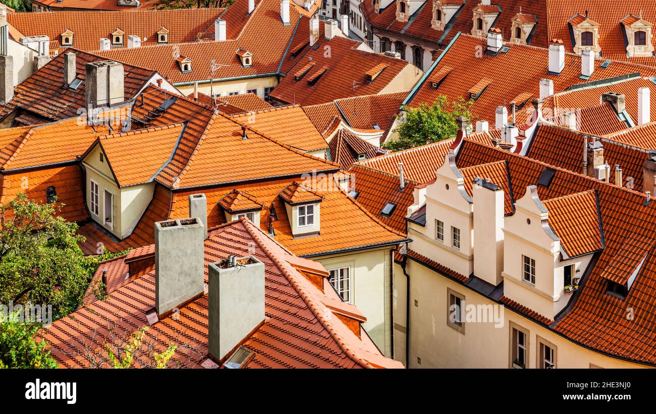 Tetti di tegole rosse a Praga, Repubblica Ceca Foto Stock