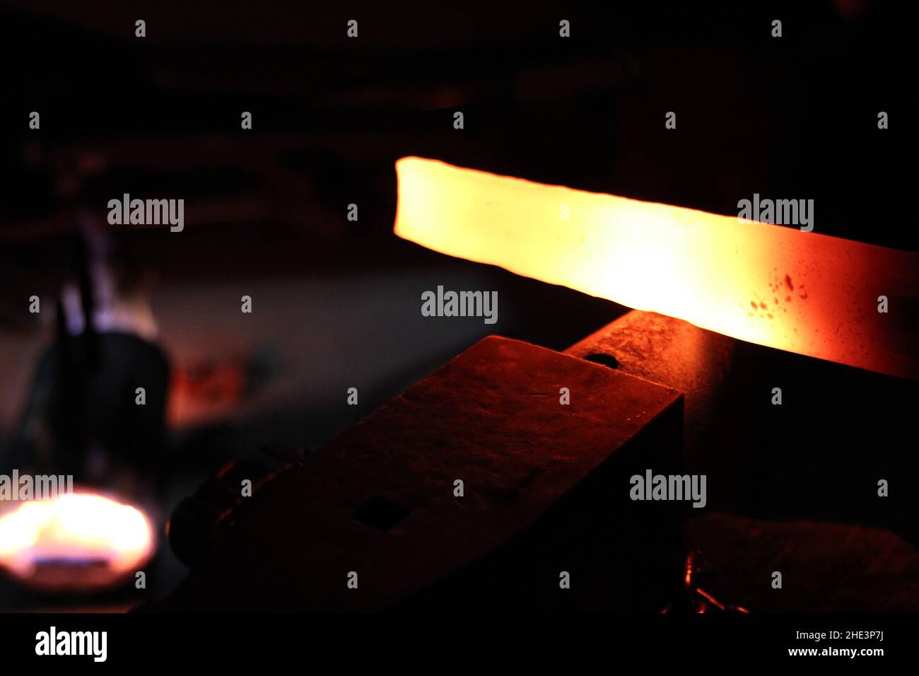 Fondendo con ferro locale acciaio Blacksmith che crea forno Hammer che crea spada coltello Foto Stock