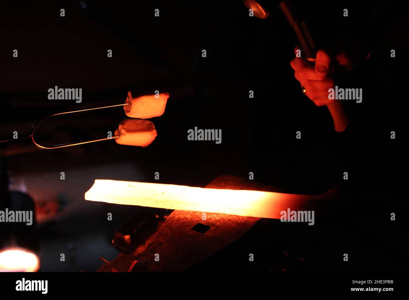 Fondendo con ferro locale acciaio Blacksmith che crea forno Hammer che crea spada coltello Foto Stock