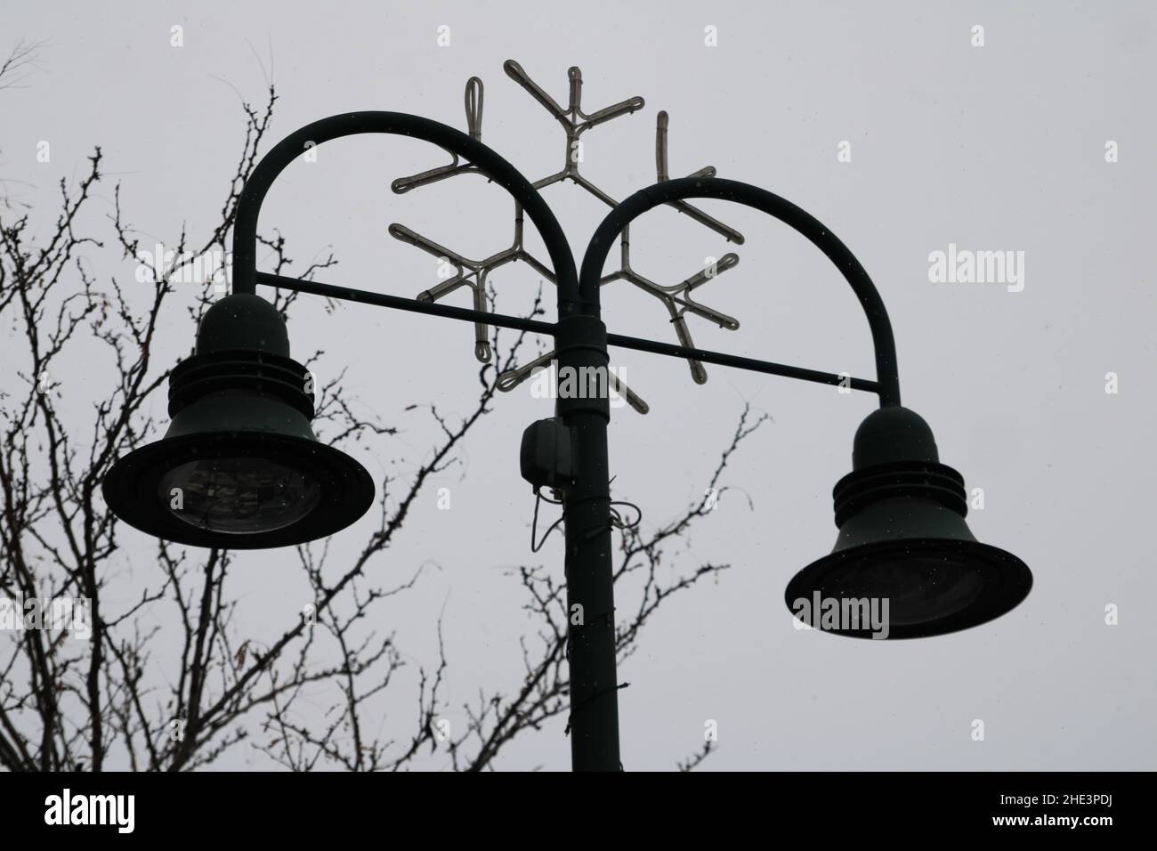 Lampada di strada a Riverton WY, sulla strada principale decorata per le vacanze Foto Stock