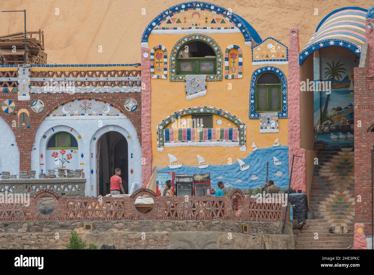 Il vivace villaggio nubiano vicino alla città di Assuan in Egitto è un'attrazione turistica colorata. Foto Stock