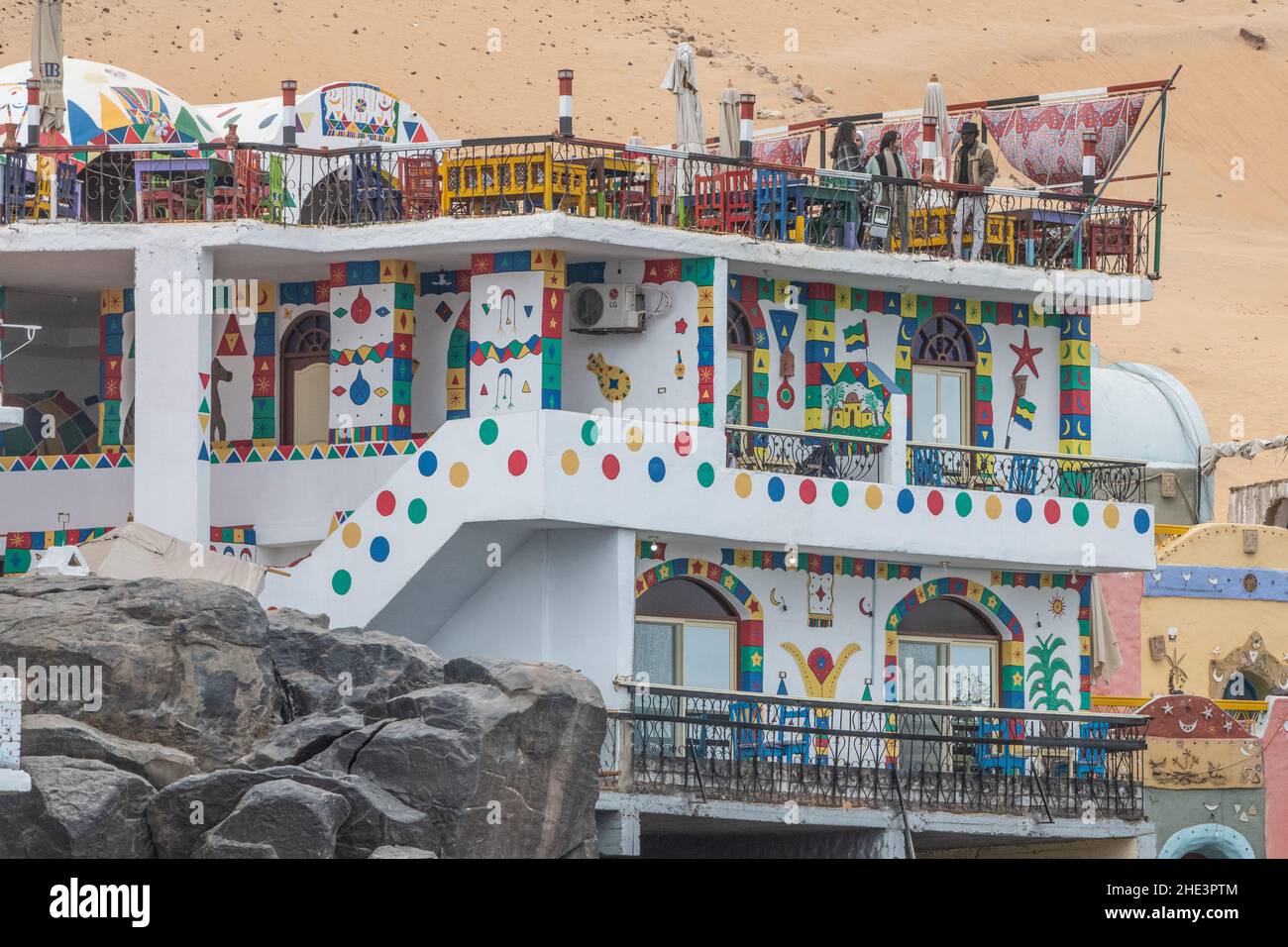 Il vivace villaggio nubiano vicino alla città di Assuan in Egitto è un'attrazione turistica colorata. Foto Stock