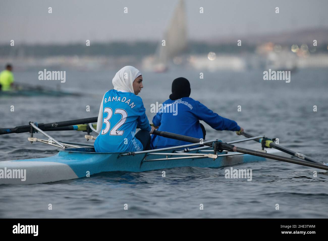 Donne egiziane che si allenano in un doppio scull praticare canottaggio sul fiume Nilo ad Assuan, Egitto. Foto Stock