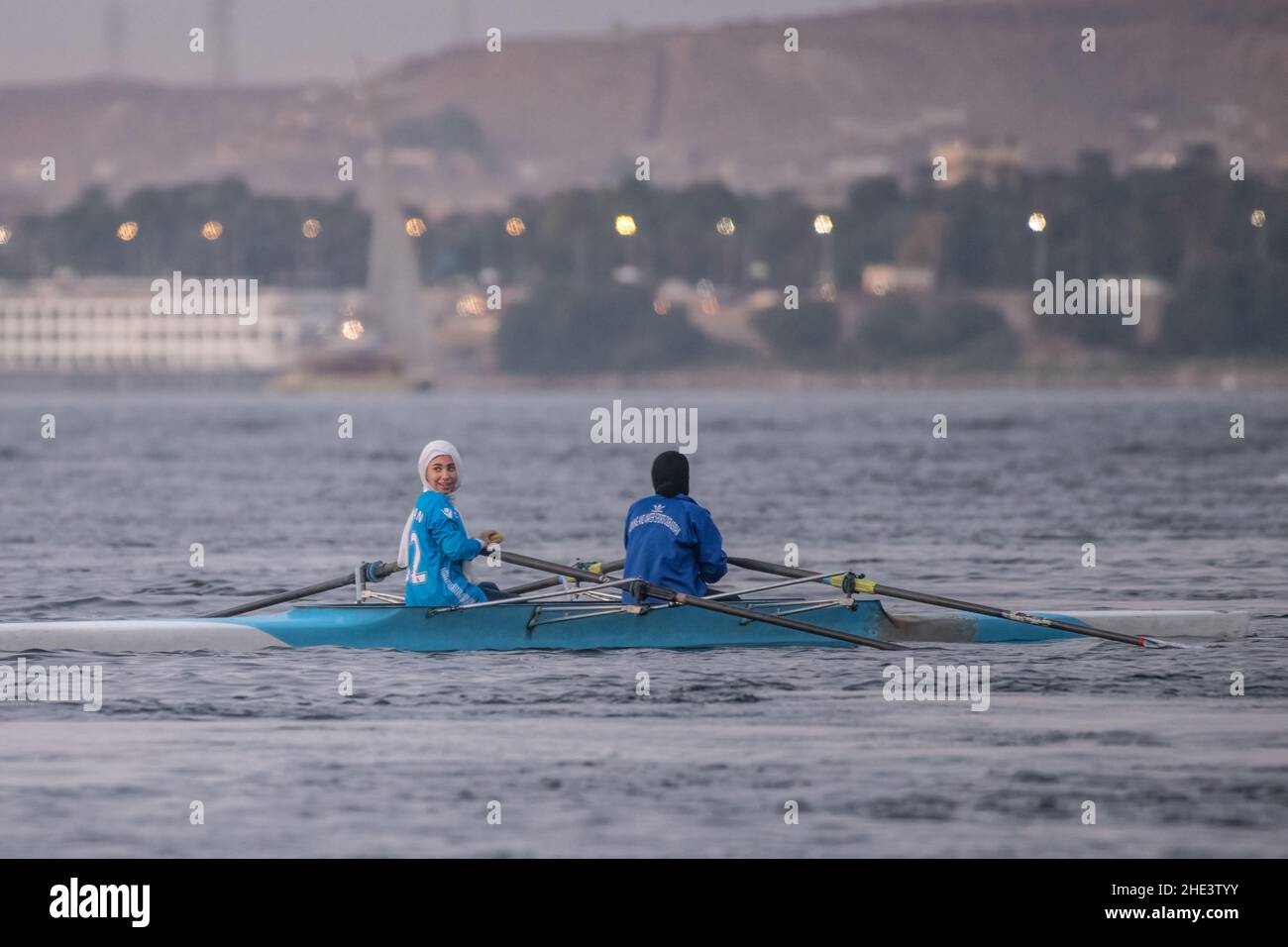 Donne egiziane che si allenano in un doppio scull praticare canottaggio sul fiume Nilo ad Assuan, Egitto. Foto Stock