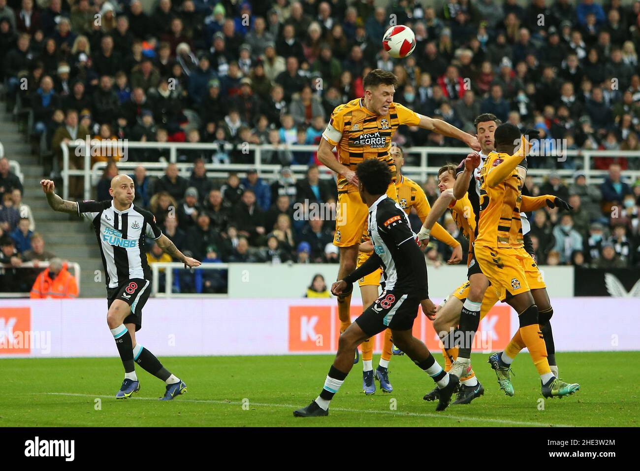 NEWCASTLE UPON TYNE, REGNO UNITO. JAN 8th il Paul Digby di Cambridge United si dirige verso una croce di Newcastle durante la partita di fa Cup tra Newcastle United e Cambridge United al St. James's Park di Newcastle sabato 8th gennaio 2022. (Credit: Michael driver | MI News) Credit: MI News & Sport /Alamy Live News Foto Stock