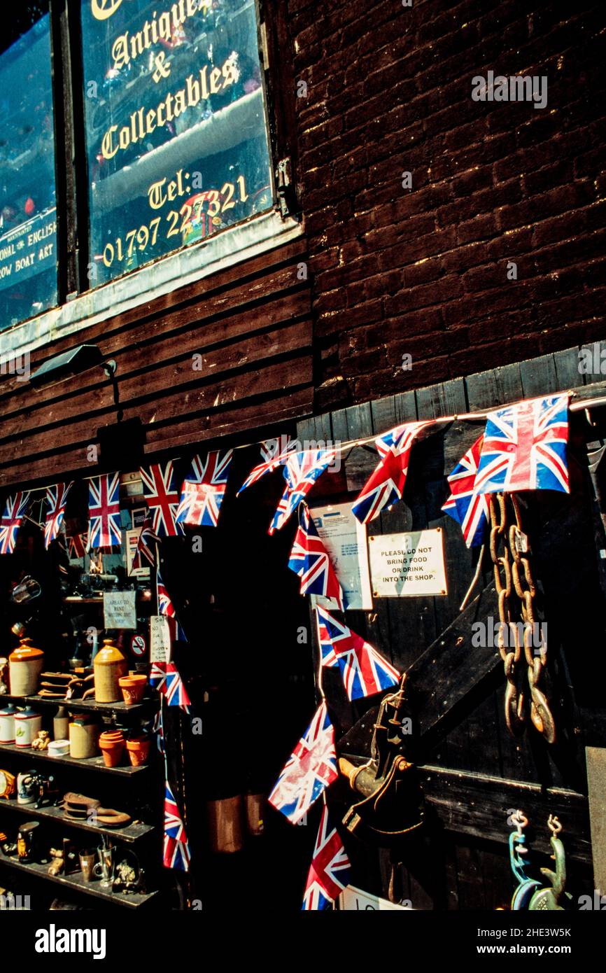 Primo piano dello shopping Rye con prodotti e articoli generici, Rye, East Sussex, Inghilterra Foto Stock