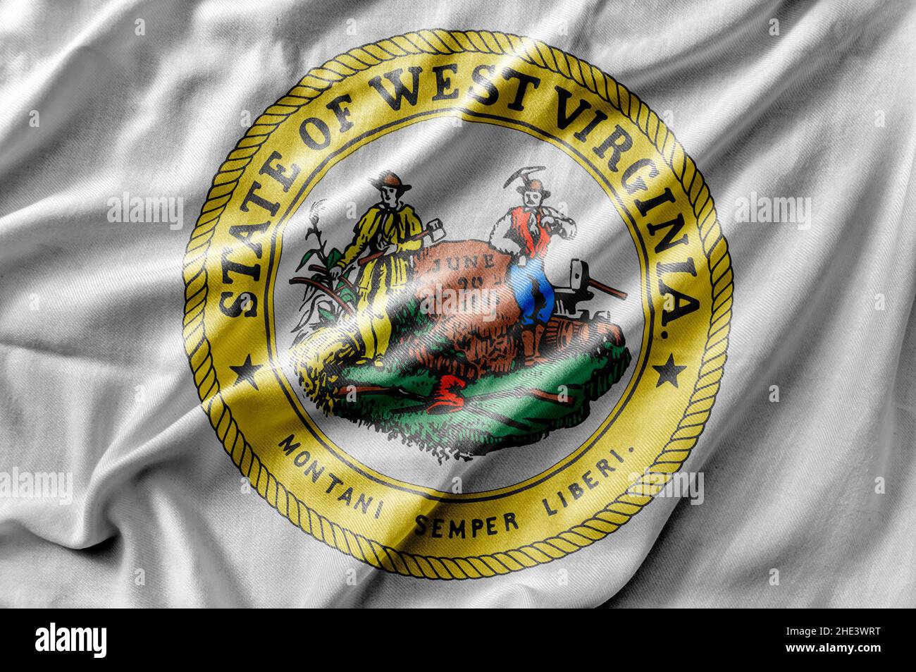 Sventolando la bandiera nazionale dettagliata dello stato del paese degli Stati Uniti del sigillo del West Virginia Foto Stock