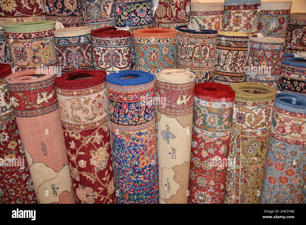 Arrotolati tappeti alla fabbrica di tappeti, Denizli, Denizli Provincia, Turchia Foto Stock