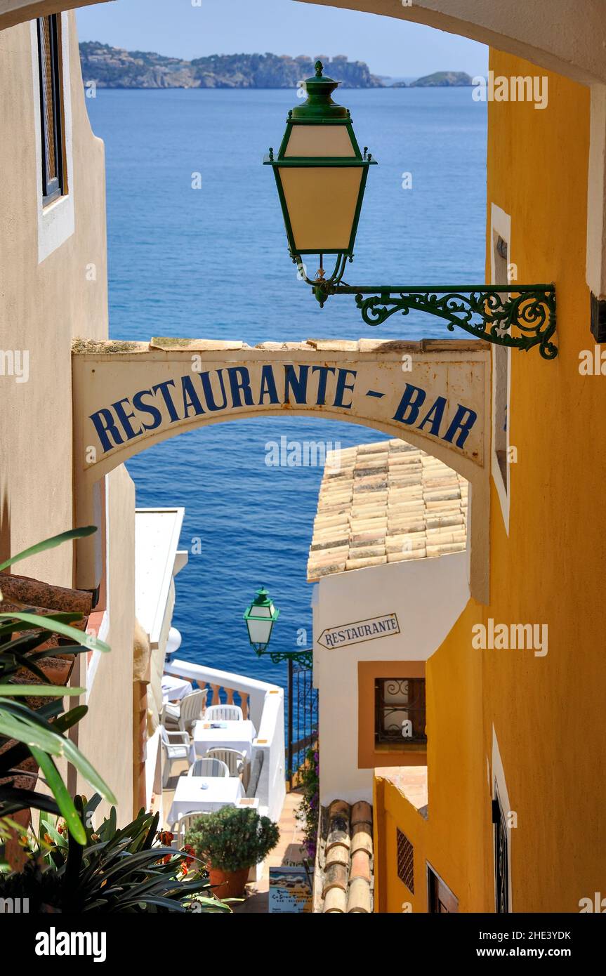 Percorso per il ristorante, Fornells Village, Cala Fornells, comune Andratx, Maiorca (Mallorca), Isole Baleari, Spagna Foto Stock