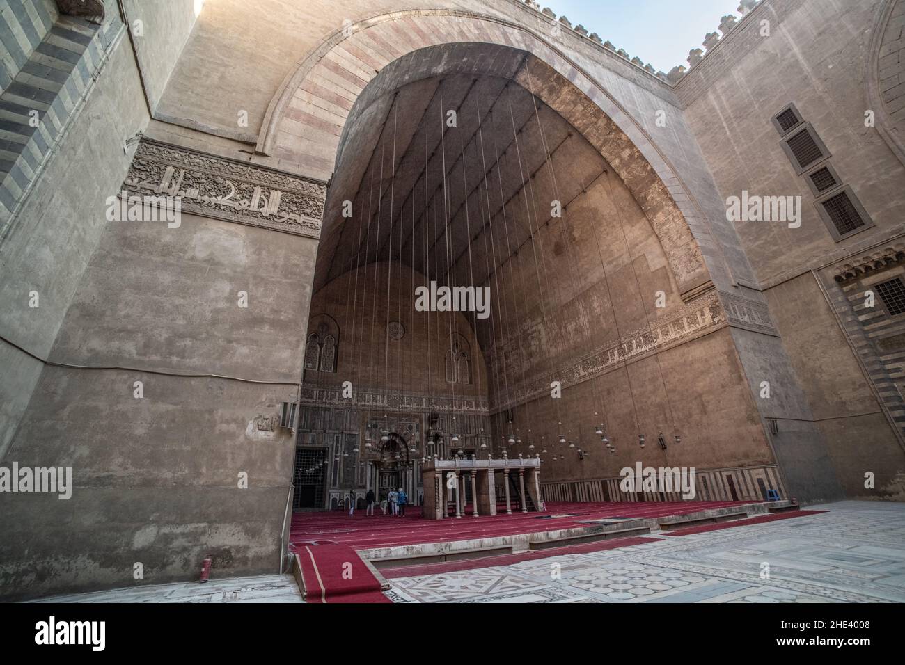 Uno degli Iwans o sale a volta nella moschea Madrasa del Sultano Hassan al Cairo, considerato come uno dei più grandi edifici islamici del mondo. Foto Stock