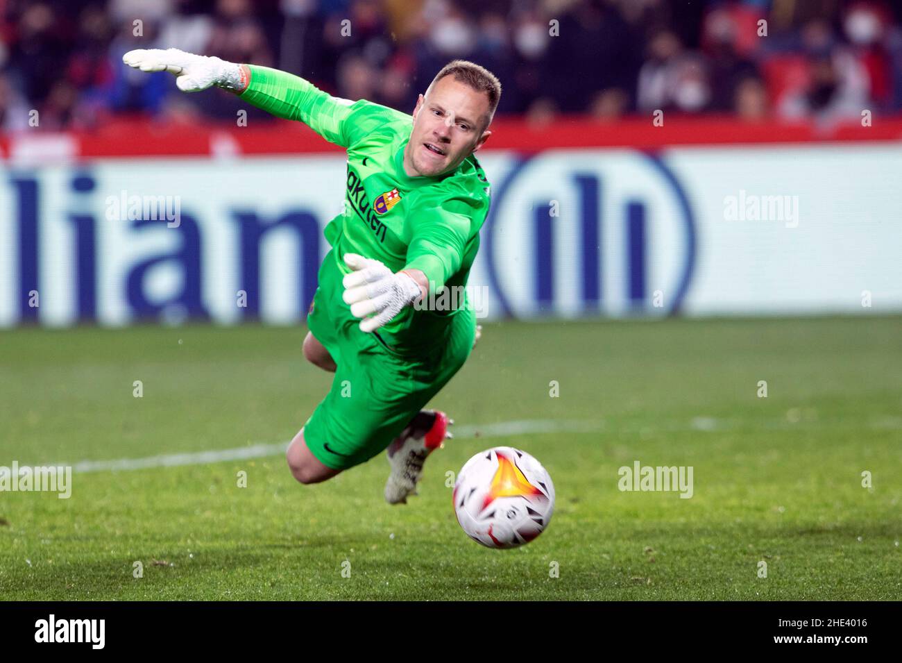 ; Andalucia; Spagna. Estadio Nuevo Los Carmenes. 8th Jan 2022. Granada; Andalucia; Spagna; la Liga football, Granada CF versus FC Barcelona; Marc-Andre ter Stegen, portiere di Barcellona battuto dal gol da Rodr&#xed;guez D&#xed;az per Granada nel minuto 89 per 1-1 credito: Action Plus Sports/Alamy Live News credito: Action Plus Sports Images/Alamy Live News Foto Stock