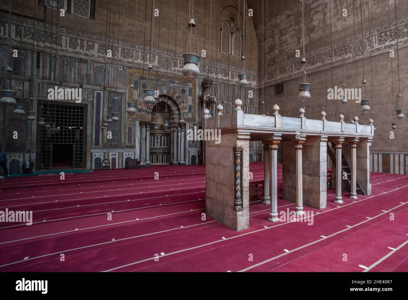 L'intricato marmo qibla, minbar, e mihrab di uno degli Iwan all'interno della moschea madrasa del Sultano Hassan al Cairo, Egitto. Un punto di riferimento storico. Foto Stock