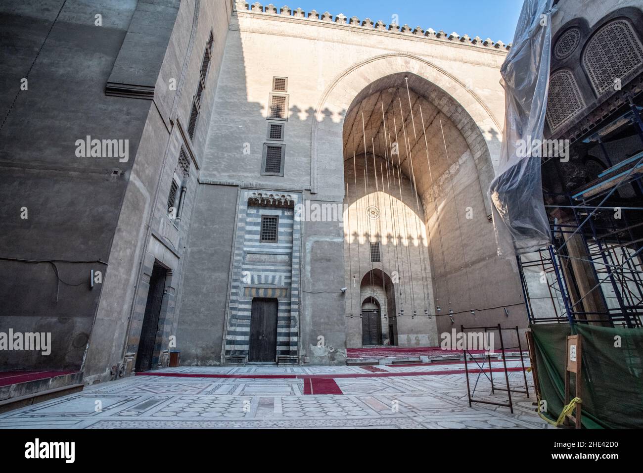 Uno degli abitanti della moschea di Sultan Hassan nel quartiere storico del Cairo, in Egitto. Considerato come uno dei più grandi edifici islamici. Foto Stock