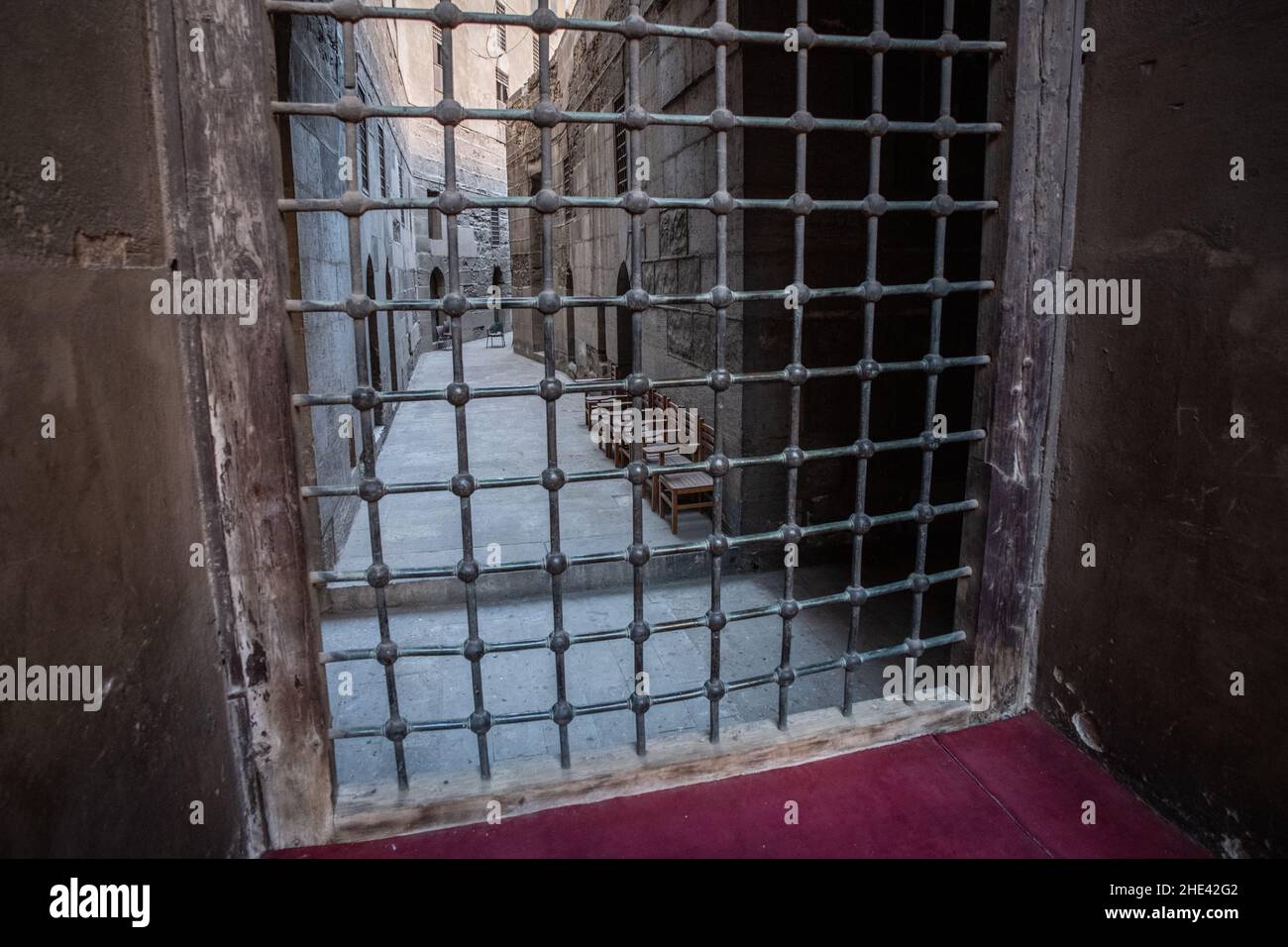 Barre di metallo attraverso una vecchia porta o finestra nella moschea madrassa di al sultan hassan nel quartiere storico del Cairo, Egitto. Foto Stock